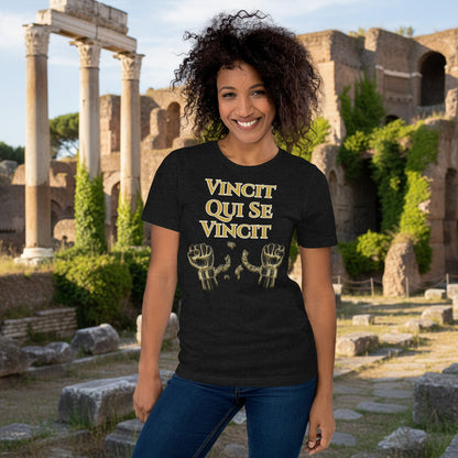 woman wearing vincit qui se vincit tee